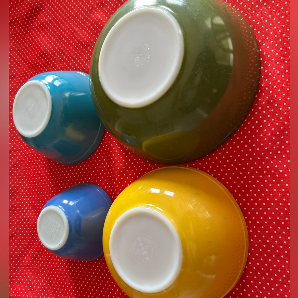 Vibrant Pyrex Mixing Bowl Set